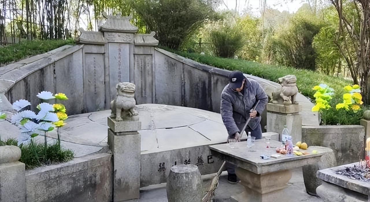 1977年左宗棠墓被炸开，遗骨弃于荒野，开国上将王震：岂有此理