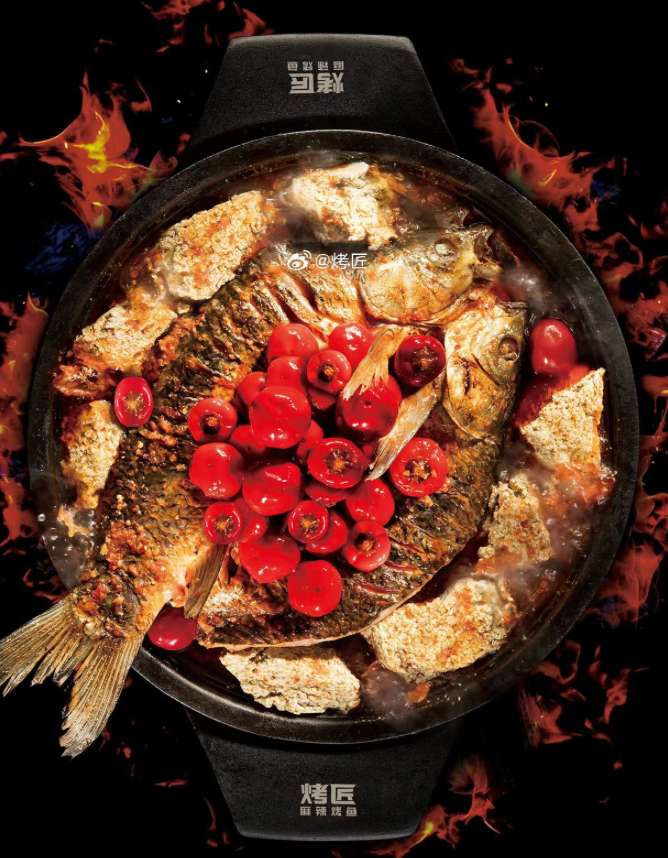 “排队王”烤匠北京一门店惊现蟑螂爬上桌，排队3小时仅退餐费令消费者失望