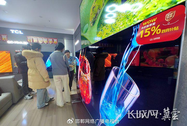 消费者在商场挑选电视机。长城网·冀云客户端记者 烟成群 摄