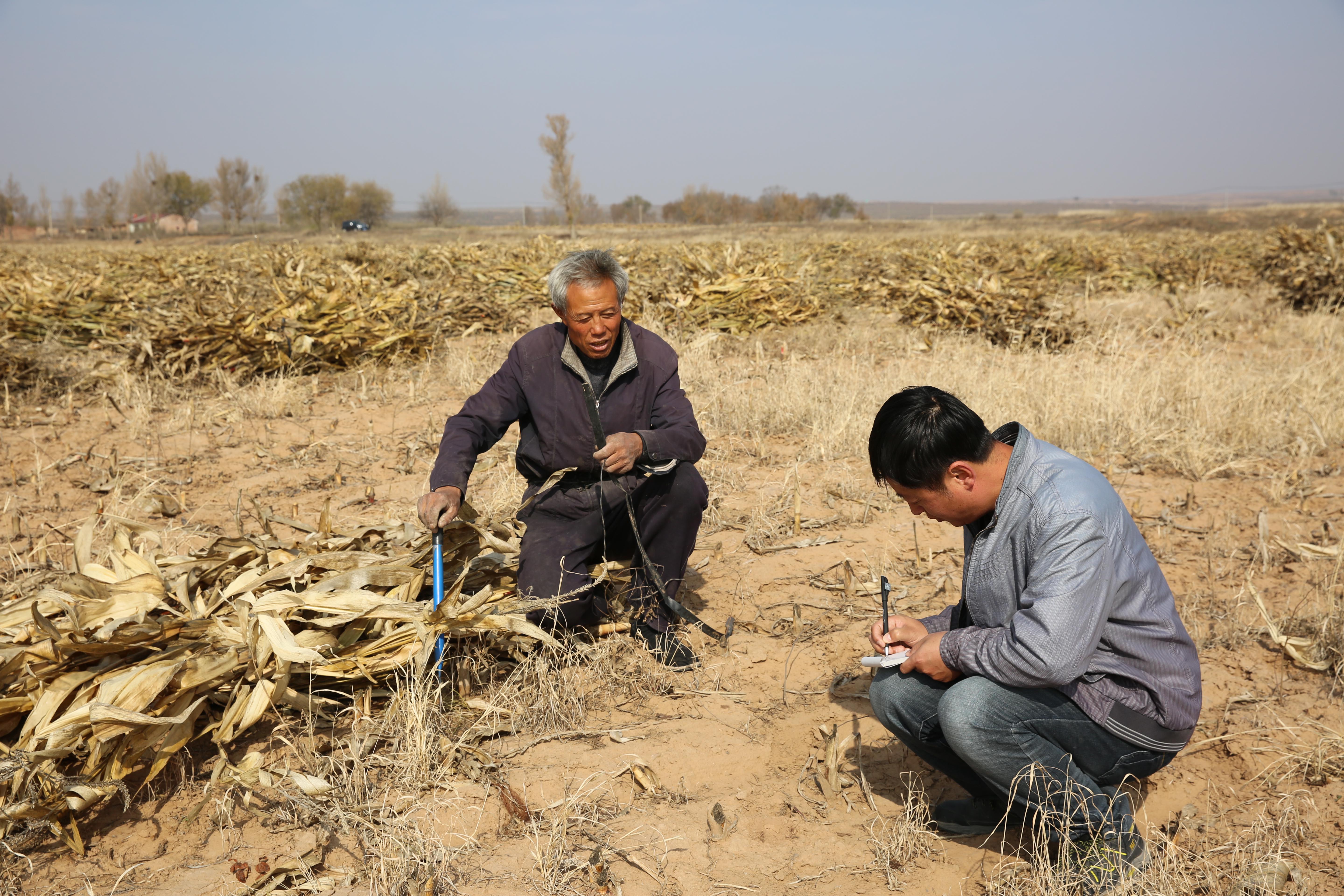 　　高万东在向村民了解长城遗迹情况，并做记录。新华社发