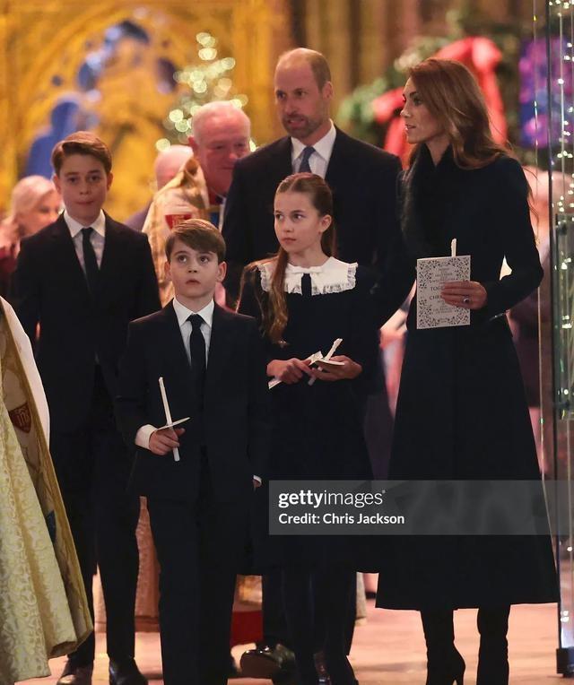 王后与长公主！夏洛特佩戴王冠漂亮大气，凯特太优雅了！