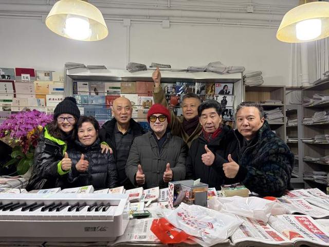 《时代达人秀》节目组来到乍浦路新开张的报刊门市部