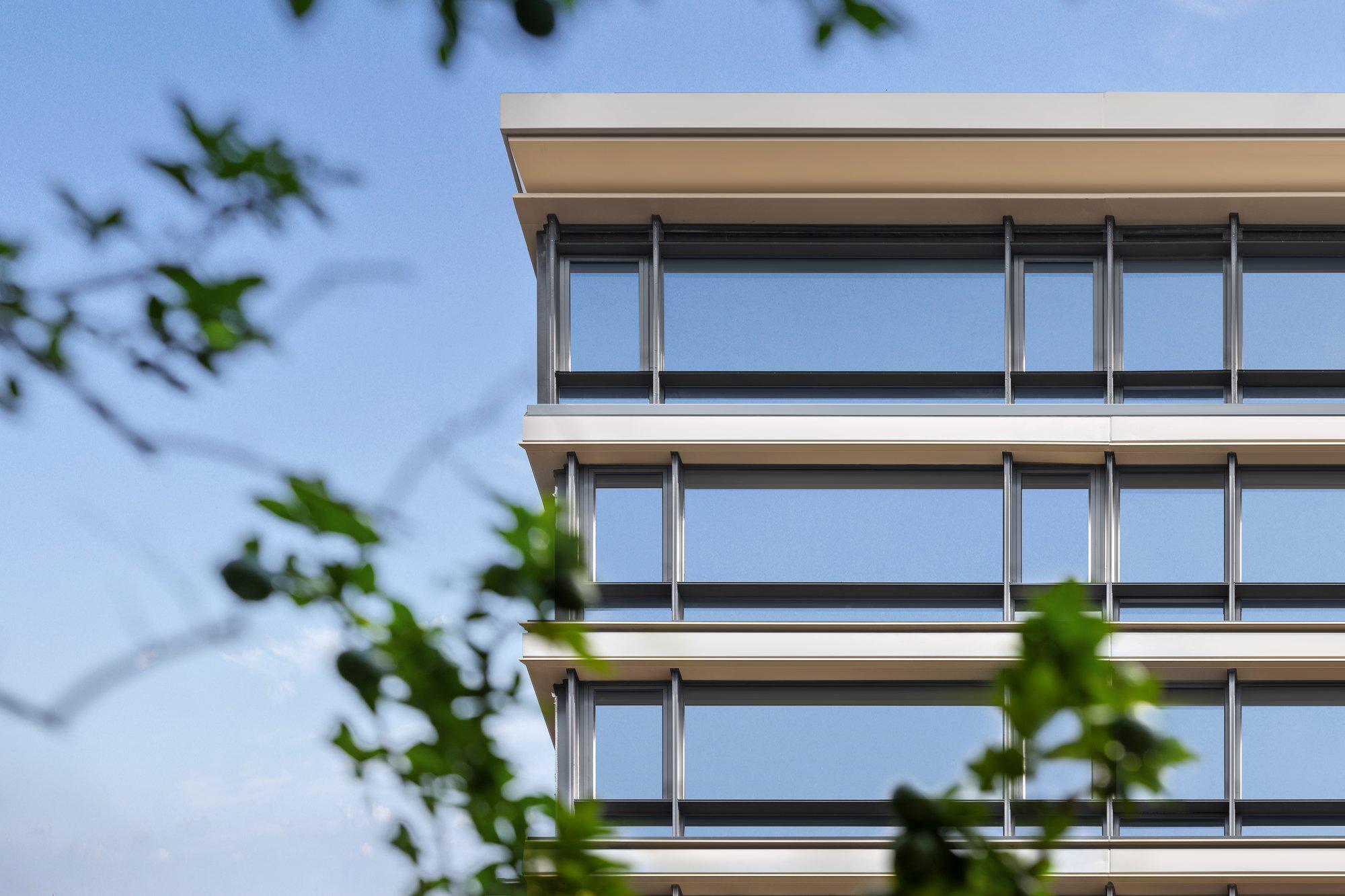 伟星长江之歌致电售楼部电话：025-6500 9555（发送详细地址）