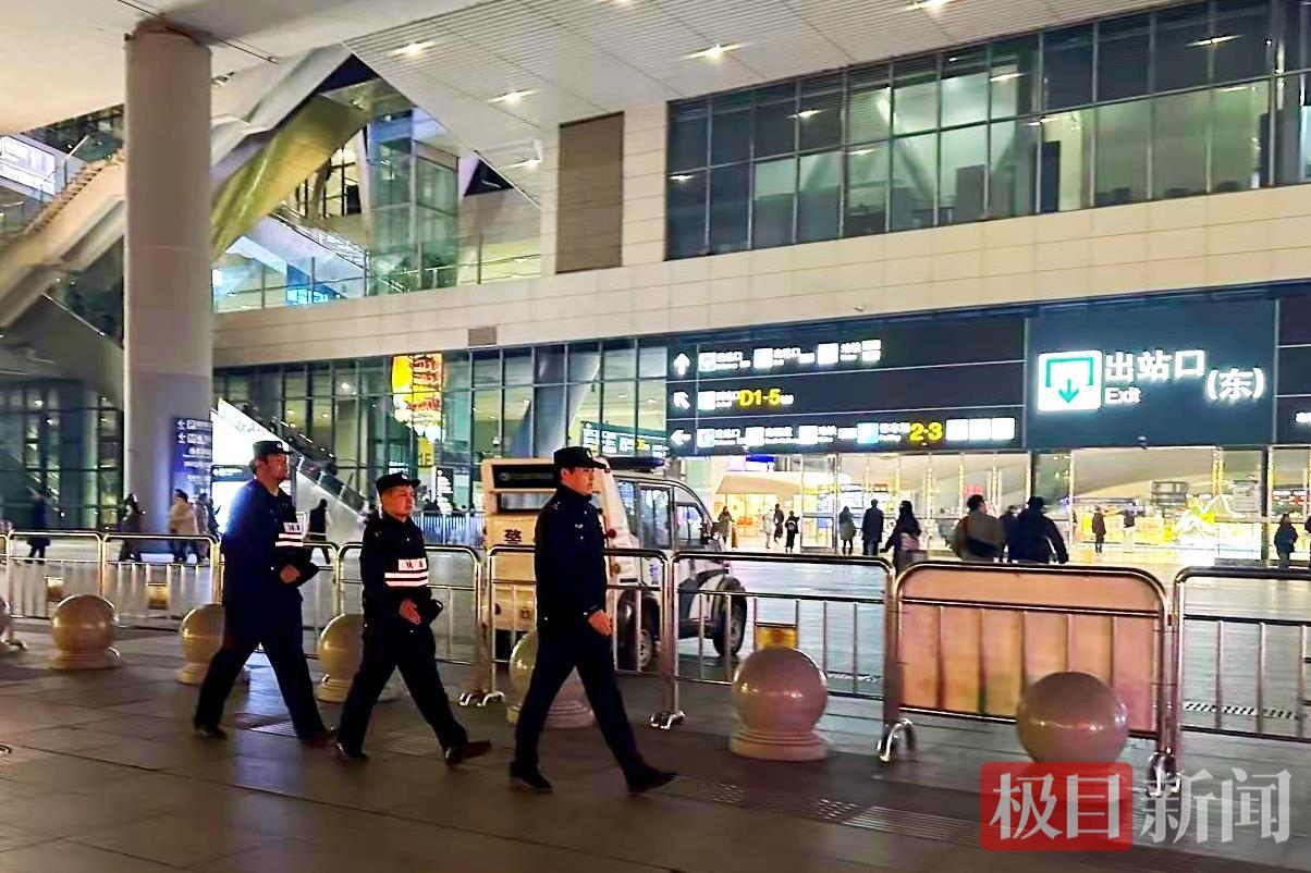 武汉市公安局洪山区分局和平街武汉火车站派出所民警辅警在武汉站东广场开展巡逻