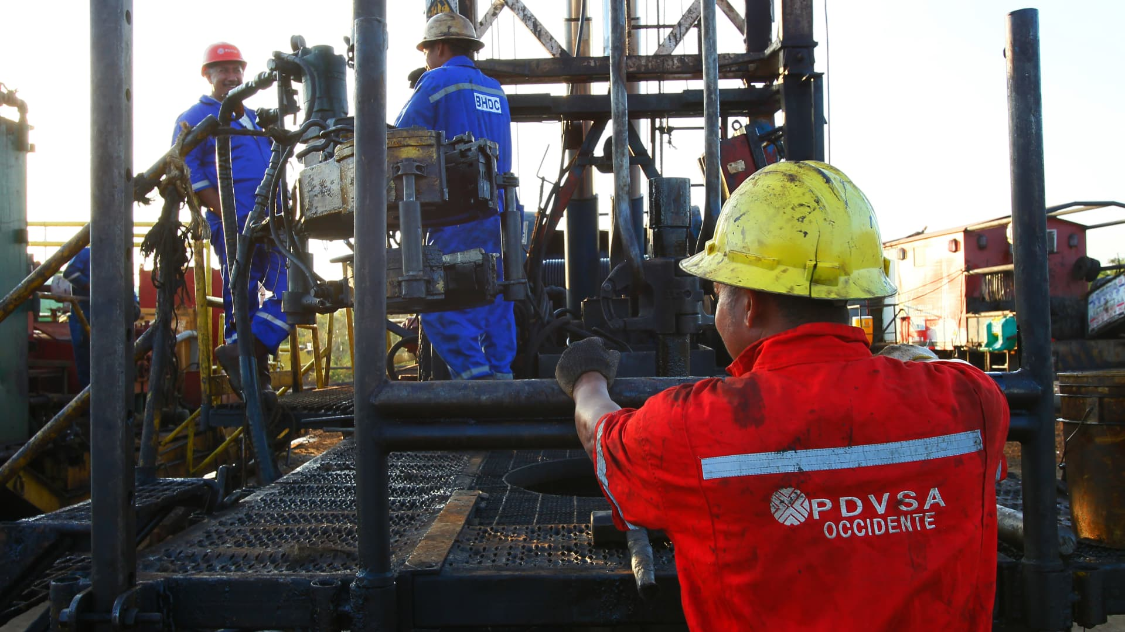 市场上石油仍然太多，导致油价不会飙升。
