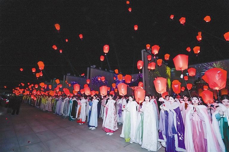  图为只有红楼梦·戏剧幻城跨年夜活动现场。本报记者 王满凤 摄