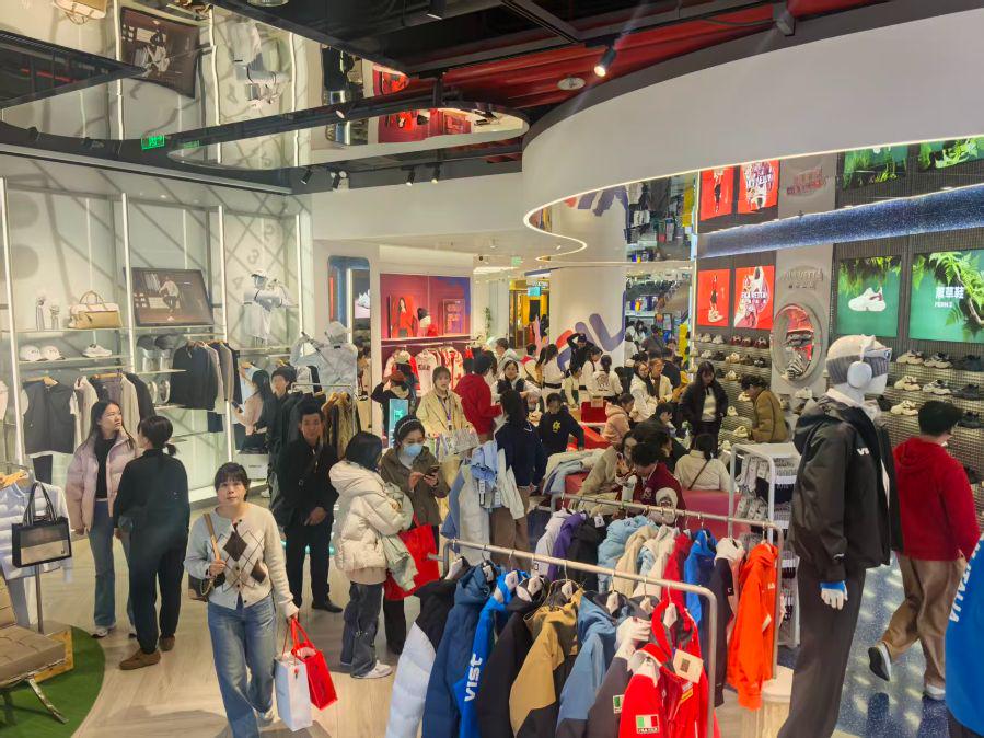 斐乐FILA正佳店元旦假期消费火爆。 受访者供图
