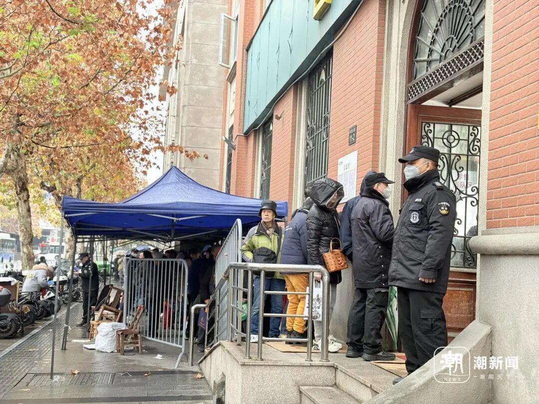 8点30分，距离开售时间已过半小时，门口依然排着近200米的队伍。记者 戴佳轶 摄