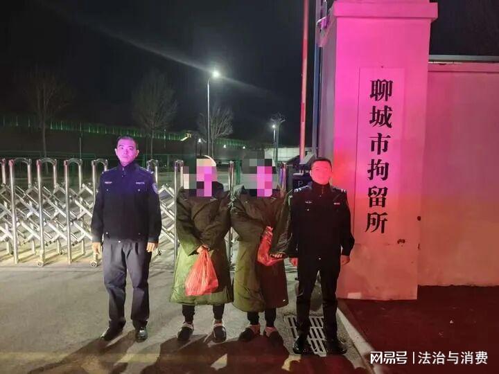 山东聊城警方于2025年11月26日晚抓获正在发放虚假材料的朱某某、王某。（受访者供图）