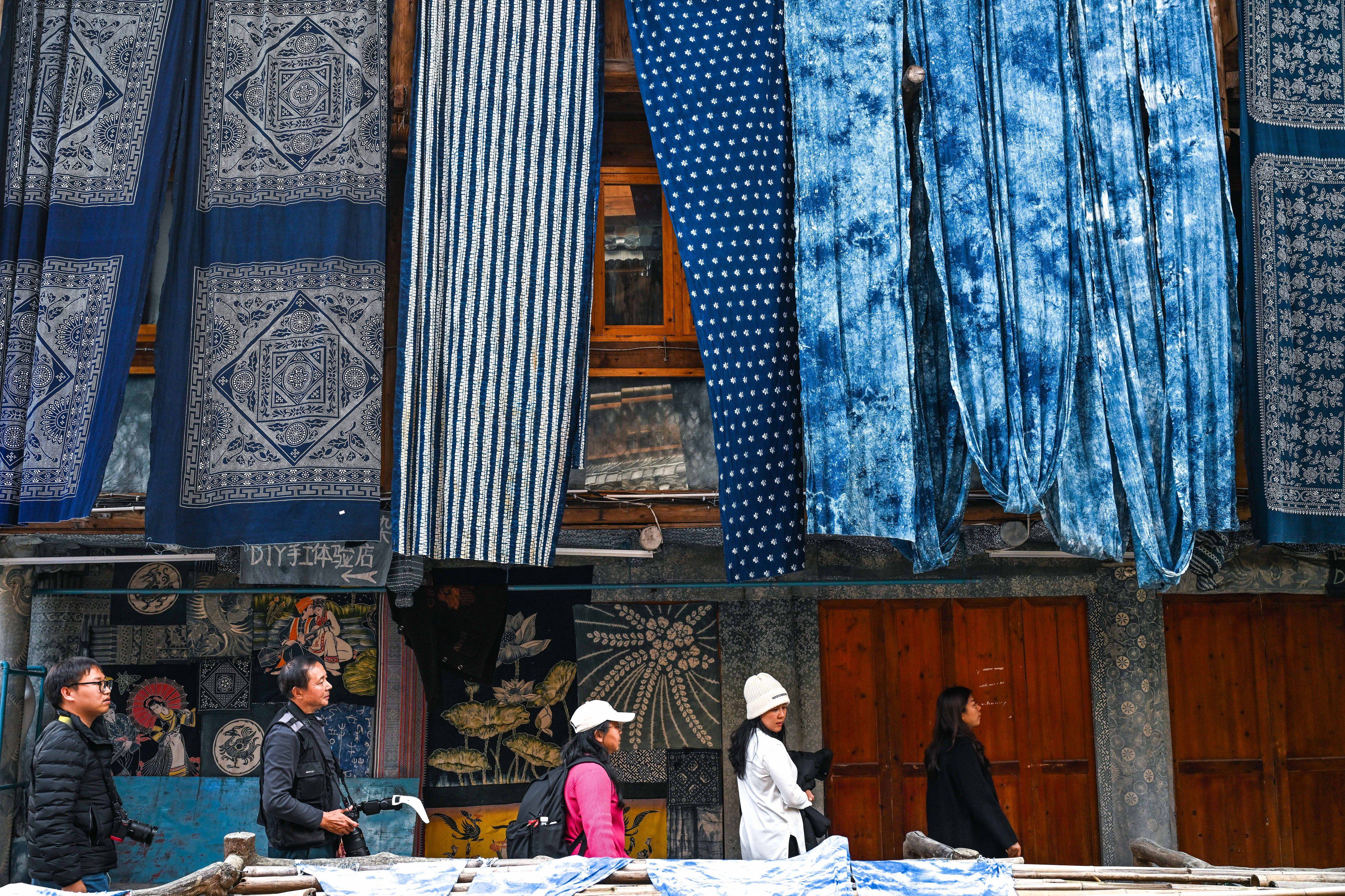 2025年12月19日，游客在贵州黎平县肇兴侗寨里游览。新华社记者 杨文斌 摄