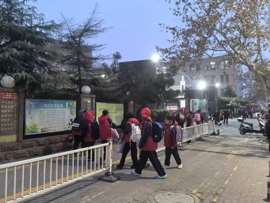 菏泽市城管局：路灯“早开晚关” 护航师生出行