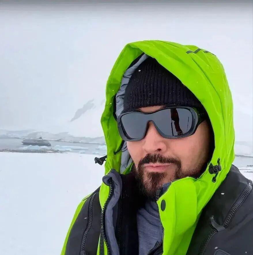 65岁费翔孤身南极跨年！晒和企鹅合影，脸冻通红却笑得像个孩子