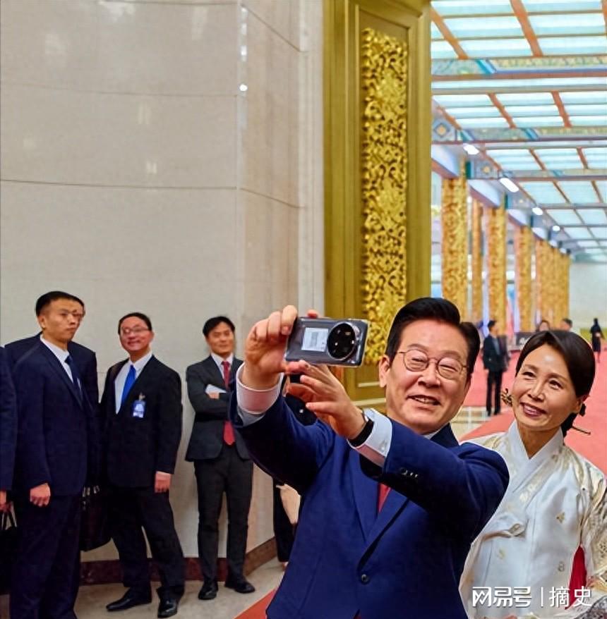 李在明在人民大会堂用手机自拍！夫人头戴发簪穿韩服，真是放大招