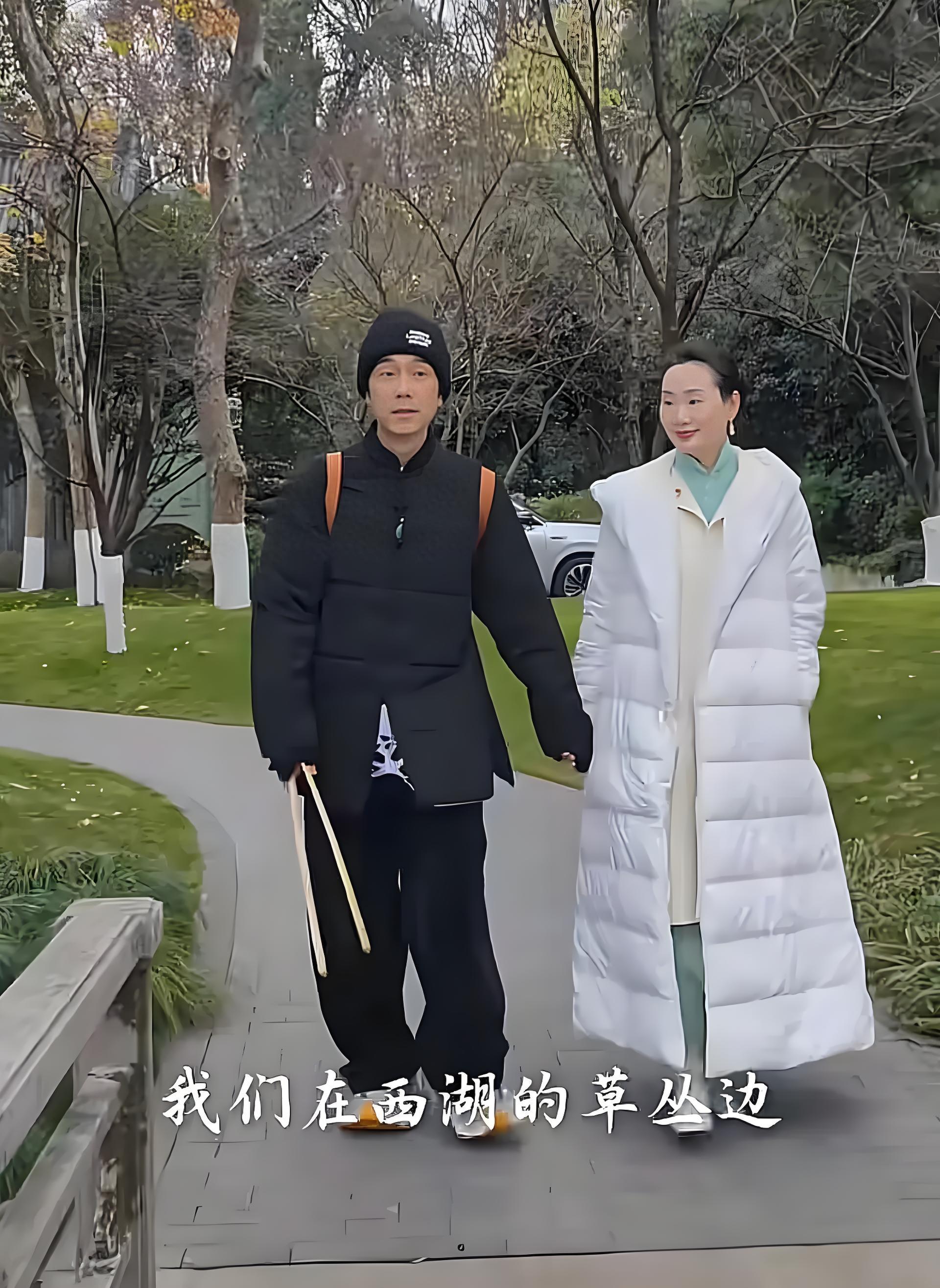 林依轮夫妇西湖旁捡无患子老婆做手串当新年礼物 夫妻俩都好年轻