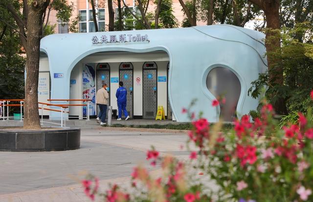 由流动公厕“化蝶”最美公厕的北外滩一滴水公厕 新民晚报记者 周馨 摄
