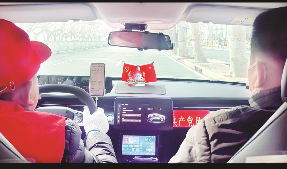  高敬正带领游客游玩。 薛雅兰 摄