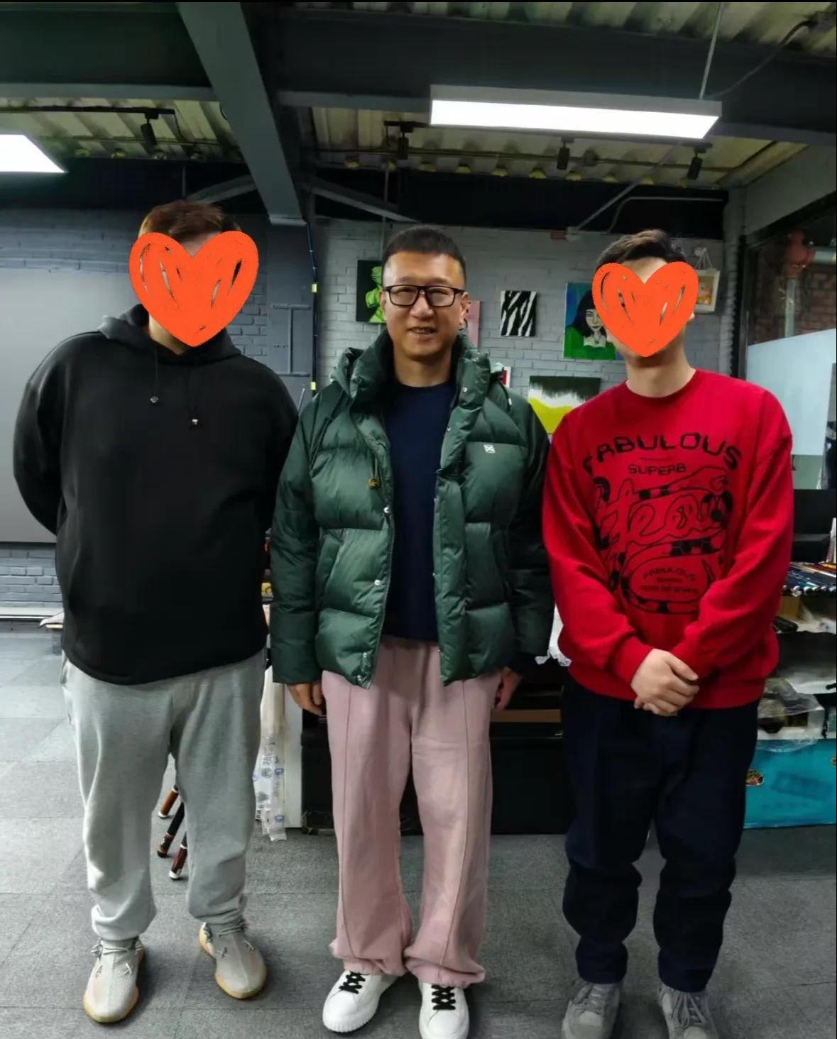 孙红雷陪老婆逛街被抓拍！55岁穿得比媳妇还靓，身高差成最大看点