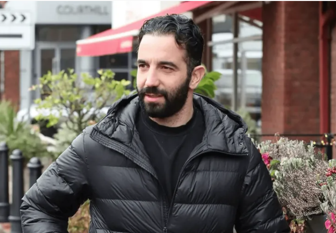 绝了，才从曼联下课！阿莫林喜笑颜开，明着摆烂，球迷嘘声一片