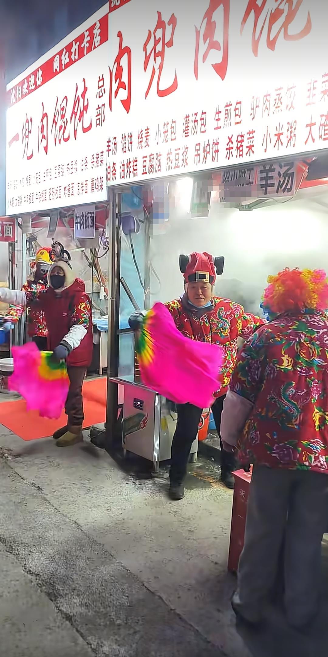 花棉袄大姨在门外揽客（视频截图）