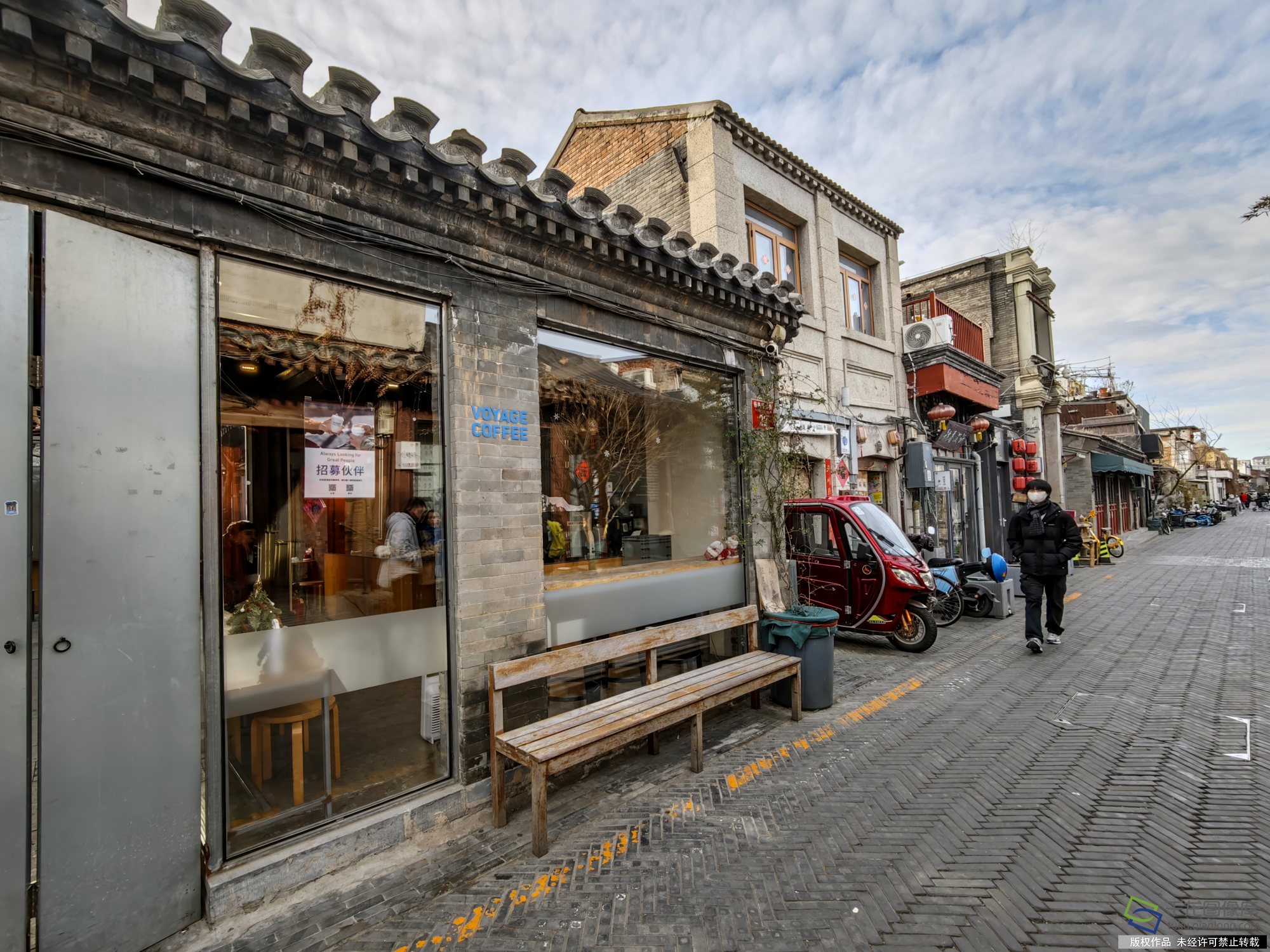 午后的杨梅竹斜街，小店灯光暖黄，暖意漫出窗外。千龙网签约摄影师乔健摄