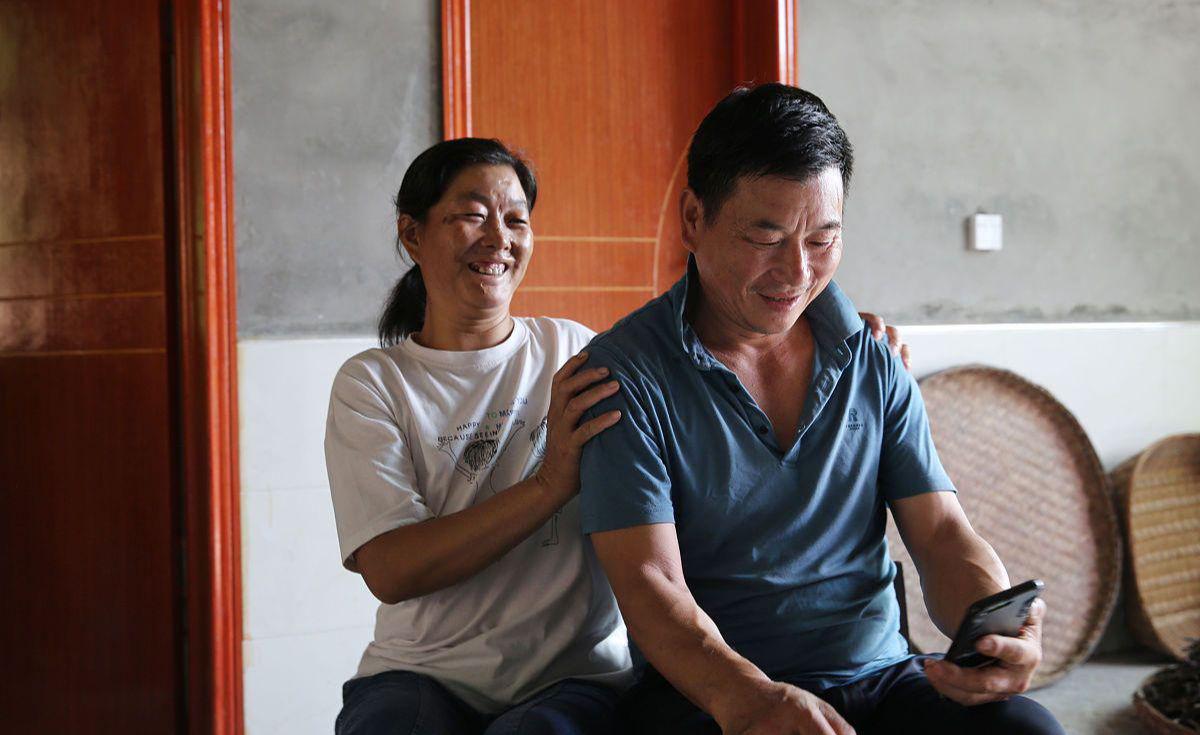 我爸61岁退休了还在做保安，而岳母才50岁，却向我们伸手要钱养老