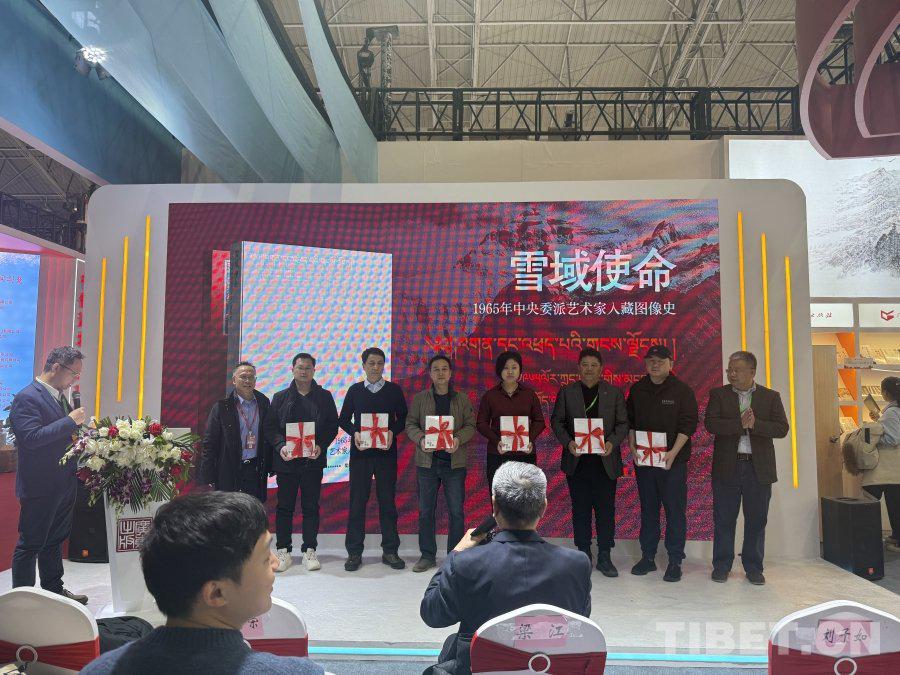 图为现场赠书仪式 摄影：张亚男