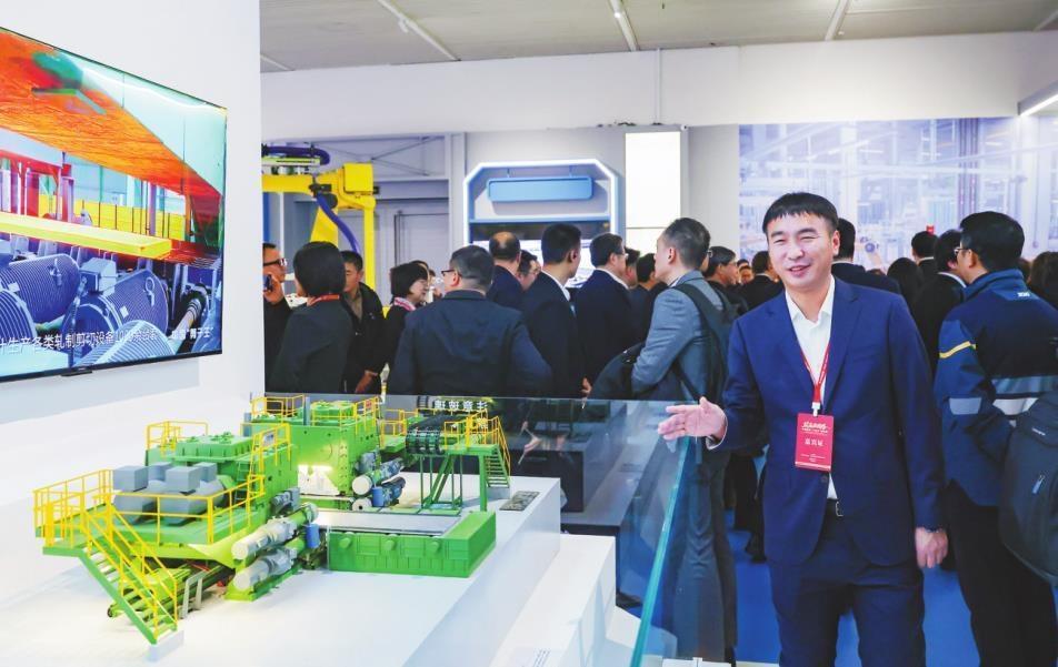 北方重工总裁张翼飞在国家博物馆为参观者讲解参展设备。 王宏涛 摄