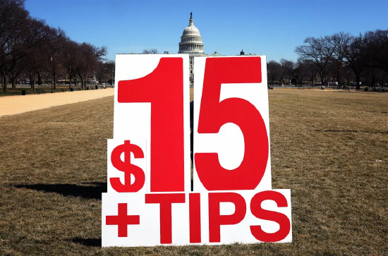 2021 年 3 月，美国国家广场上一场 “提高工资法案” 集会活动的标语牌。