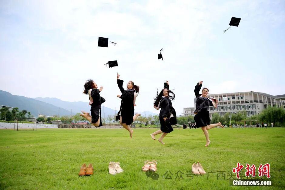 资料图：广西某高校毕业生拍摄毕业照。裴蕾 摄