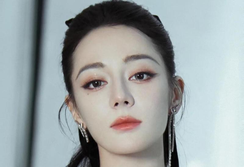 迪丽热巴杀疯时尚圈！双开年封面创内娱历史