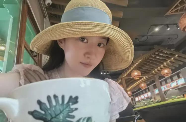 刘亦菲深夜喝鸡汤 三块鸡肉满满一层黄油 难怪素颜皮肤也吹弹可破