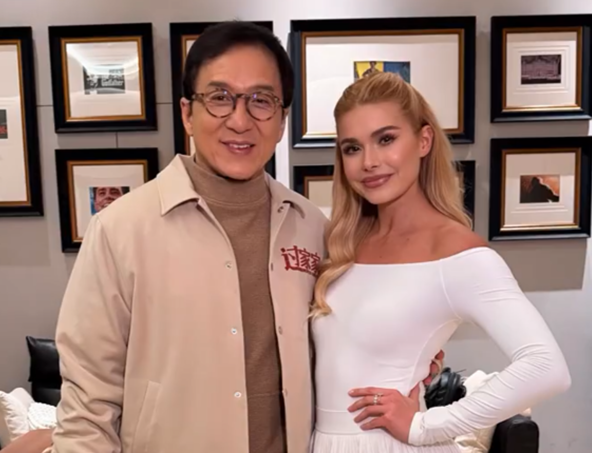 帕梅拉晒出与成龙合照，回复粉丝：我的爸爸很爱他！