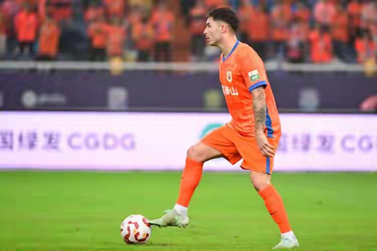 失望，泰山新外援还不如洛佩斯，名记称其价格贵，贼慢，短板还多