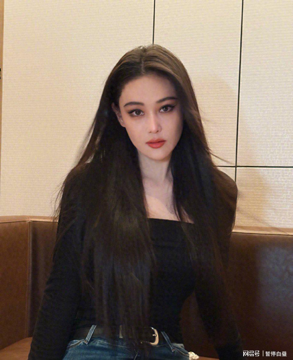 张馨予晒妈妈织的围巾！随手一披美的惊艳，还被称呼为宝宝好幸福