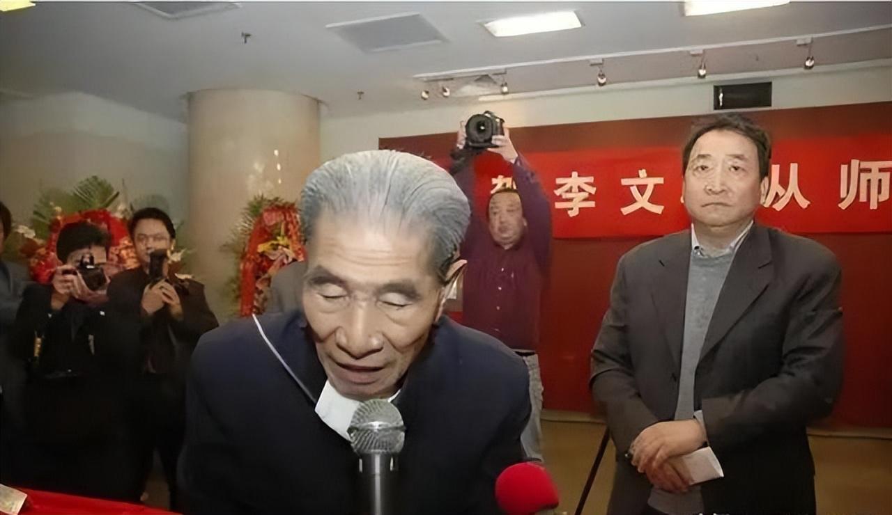 李文华按辈分是侯耀华的亲师叔，侯耀华直言我一直都是称呼师哥