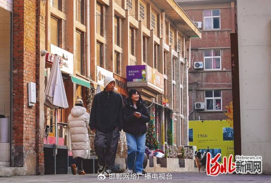 游客经过老厂房改造的文化街区。王倩倩摄