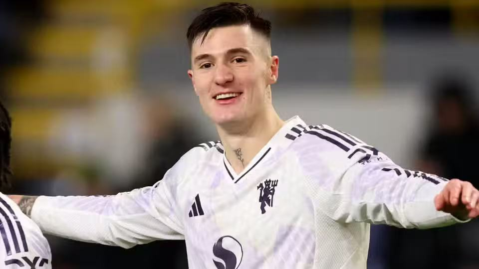 双响仍遭炮轰！名宿直言：7370 万水货不配穿曼联球衣