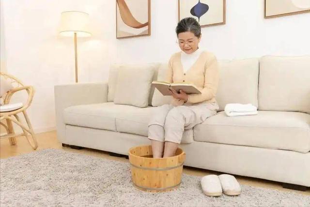 山东一66岁大妈喜欢睡前泡脚，不久脑梗去世，医生怒斥：太无知了