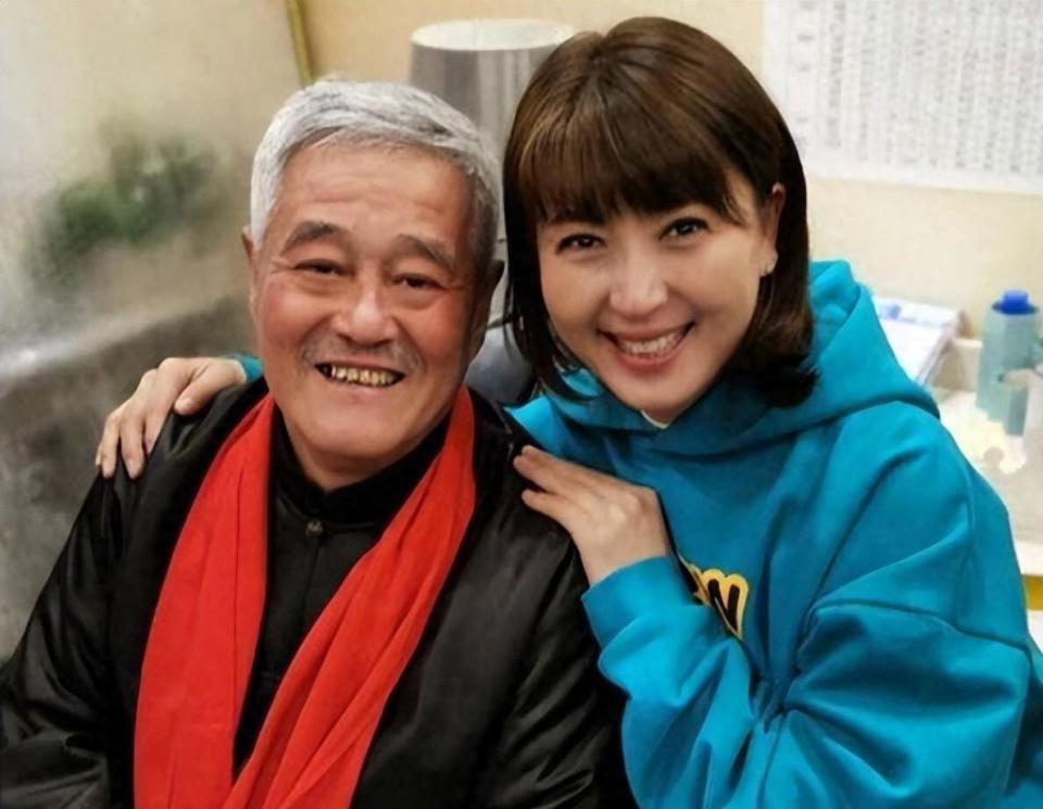 闫学晶事件升级！官媒批评毫不留情，她一反常态 终究为狂妄买了单