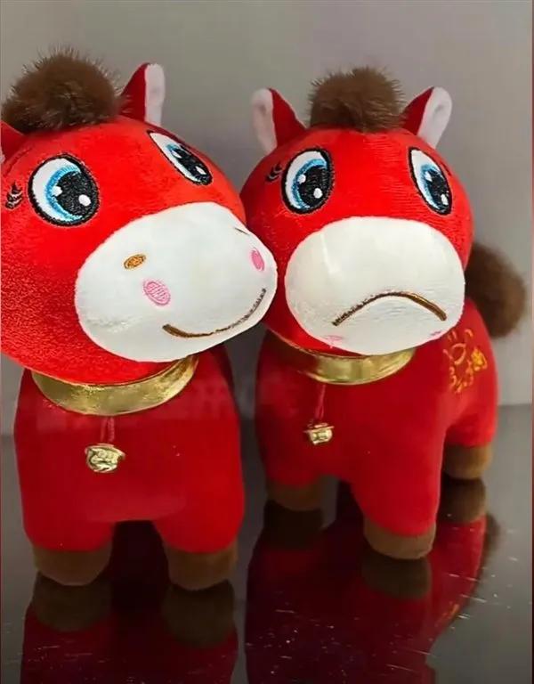 热搜第一！义乌“哭哭马”供不应求，工人手滑缝反嘴巴意外爆红，网友：马倒成功了