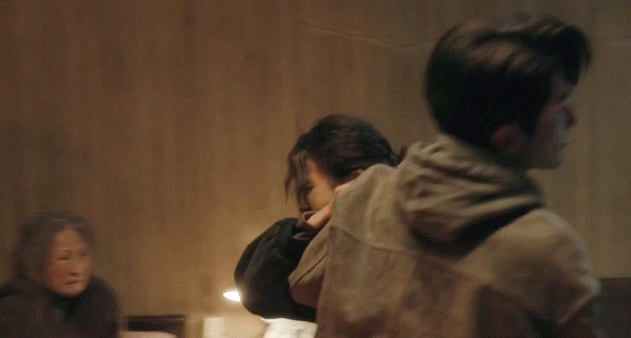 全程表情僵硬、眼神空洞，《秋雪》这位演员堪称“败笔”，真拉胯