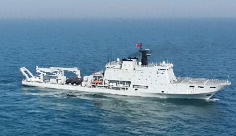 比055还大！中国第3艘特种船服役，中国核潜艇暴兵？美俄看懂信号