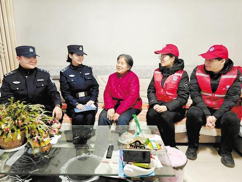  2025年12月15日，永华道派出所民警正在走访群众。 永华道派出所供图