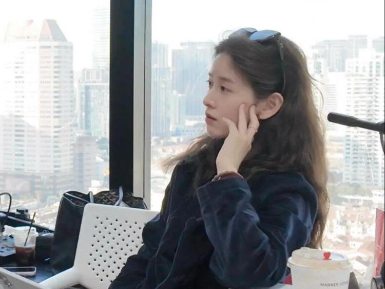 章泽天回国策划播客节目，她素颜开会很有气质，她换了新发色很美