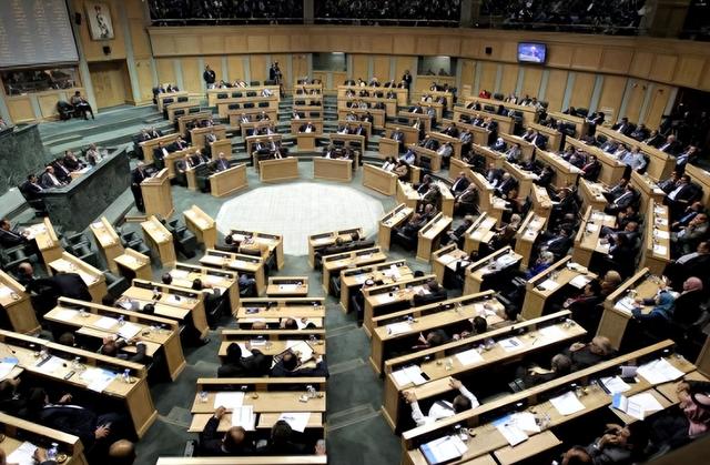 中美同时出手：一个南下抢油，一个东出亮剑，世界格局生变