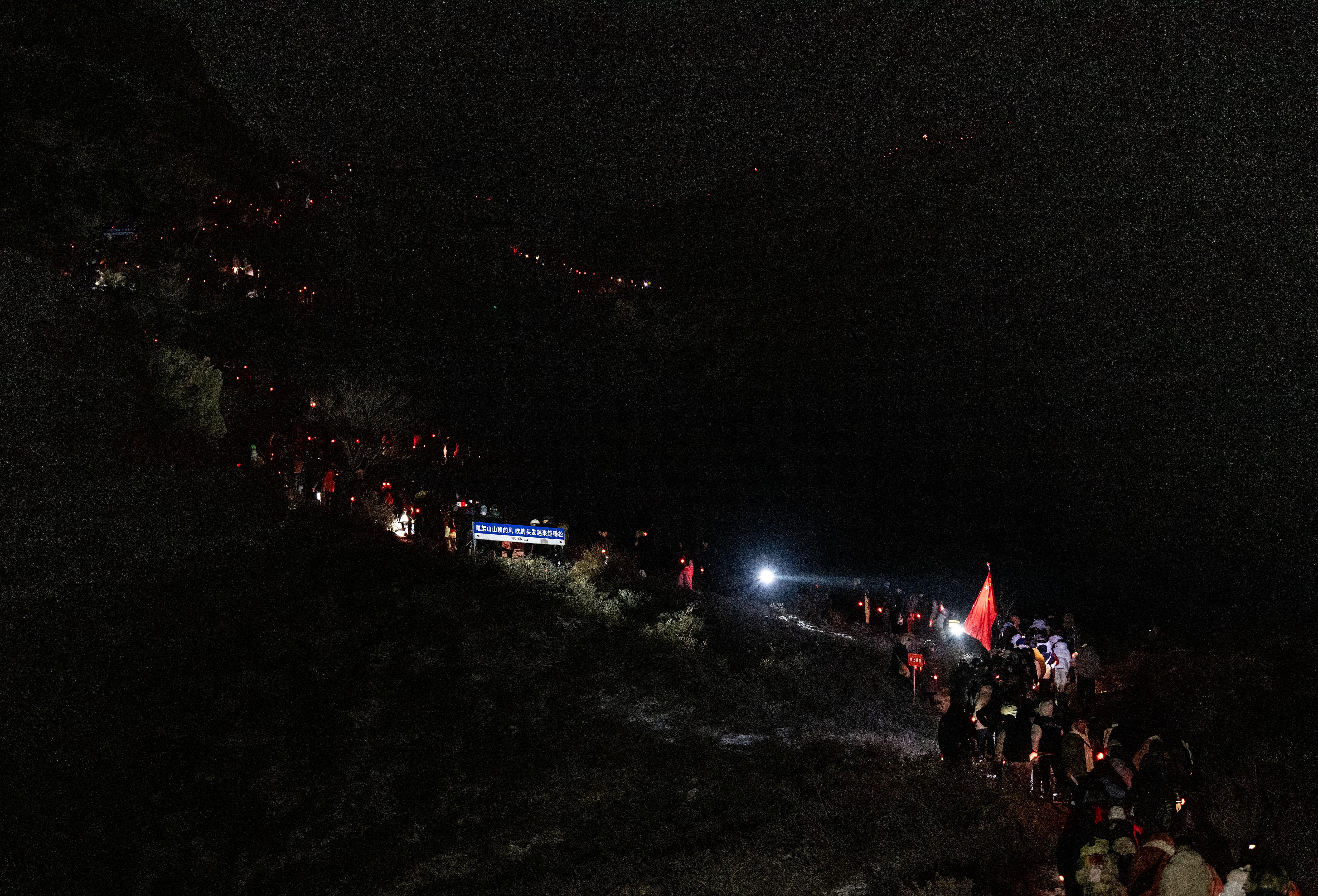 2025年1月1日清晨6点多，人们夜爬贺兰山滚钟口，蜿蜒山路上闪烁点点灯光。