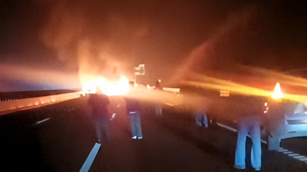 湖南发生一起装载烟花爆竹货车侧翻起火事故，2人被警方控制