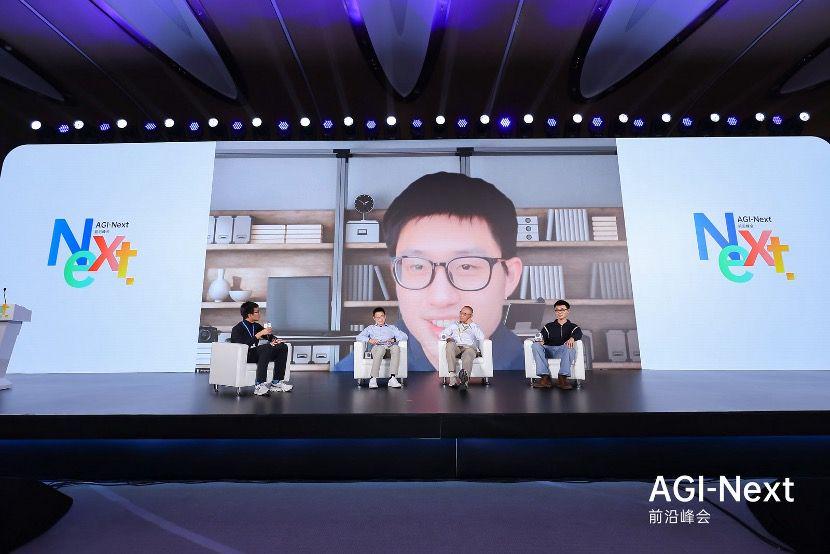 腾讯“CEO/总裁办公室”首席AI科学家姚顺雨参与圆桌讨论。主办方供图