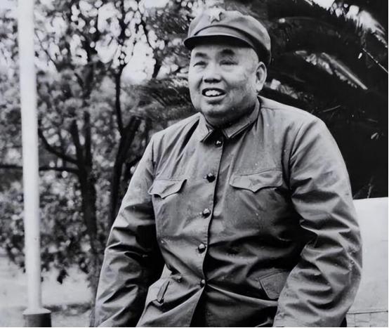 许世友痴迷茅台，但他每个月只有400块工资，是如何顿顿喝到的？