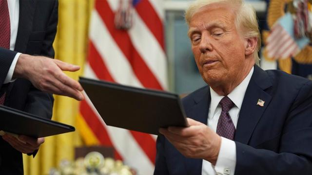 失算了，特朗普明抢5000万桶石油，转头发现中国连一桶也不买了